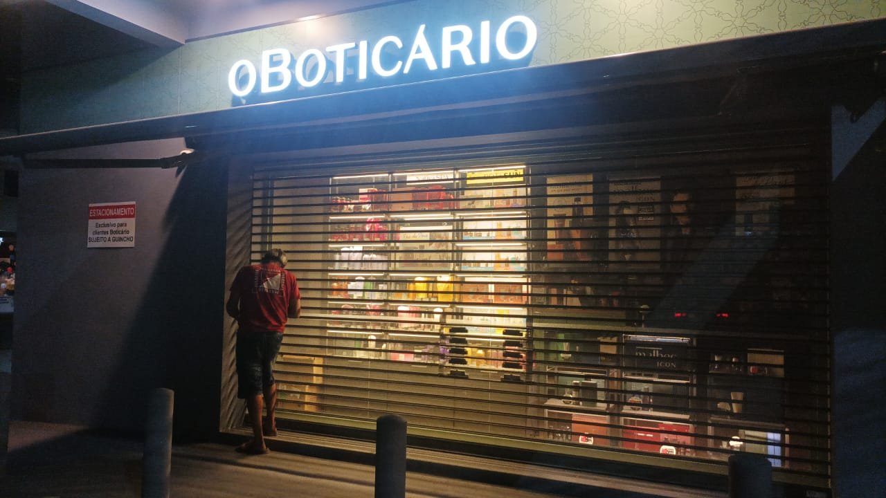 Porta de Enrolar Automática em São Sebastião com pintura eletroestatica
